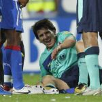 El delantero argentino del FC Barcelona, Leo Messi, se duele tras la entrada del jugador Ujfalusi
