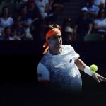 El tenista español David Ferrer devuelve la bola al británico Andy Murray.