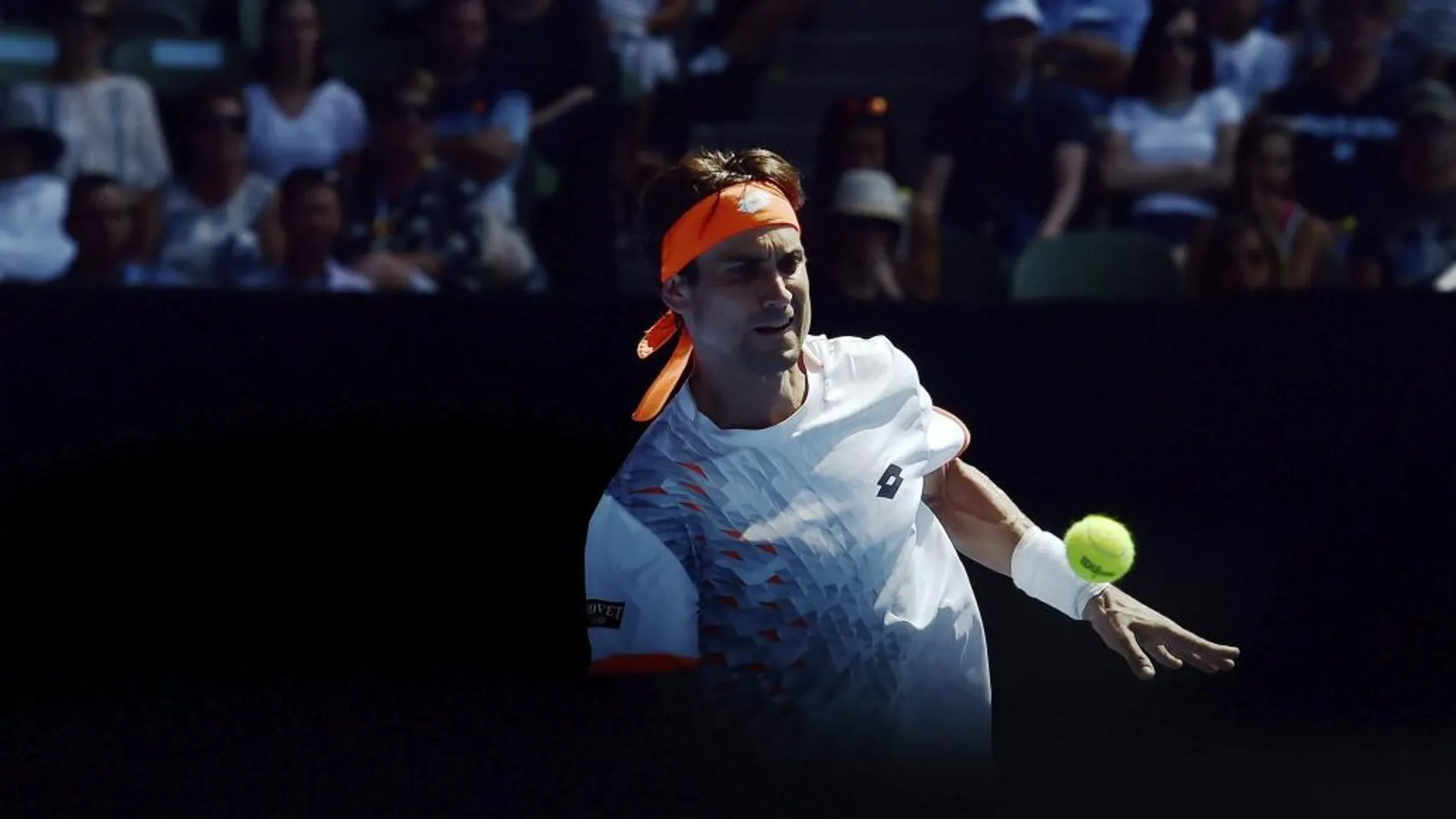 El tenista español David Ferrer devuelve la bola al británico Andy Murray.