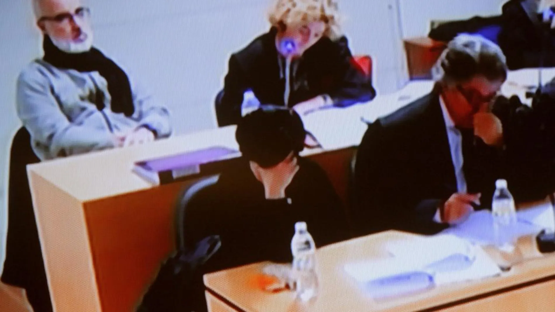 Rosario Porto se tapa la cara en el juicio mientras Alfonso Basterra mantiene una posición relajada