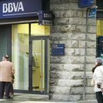 Internet ha cambiado el modo en el que los clientes se relacionan con los bancos / Efe