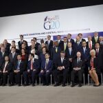 Representantes de los países miembros del G20 posan para la foto oficial del evento en el marco de las reuniones anuales del FMI y BM