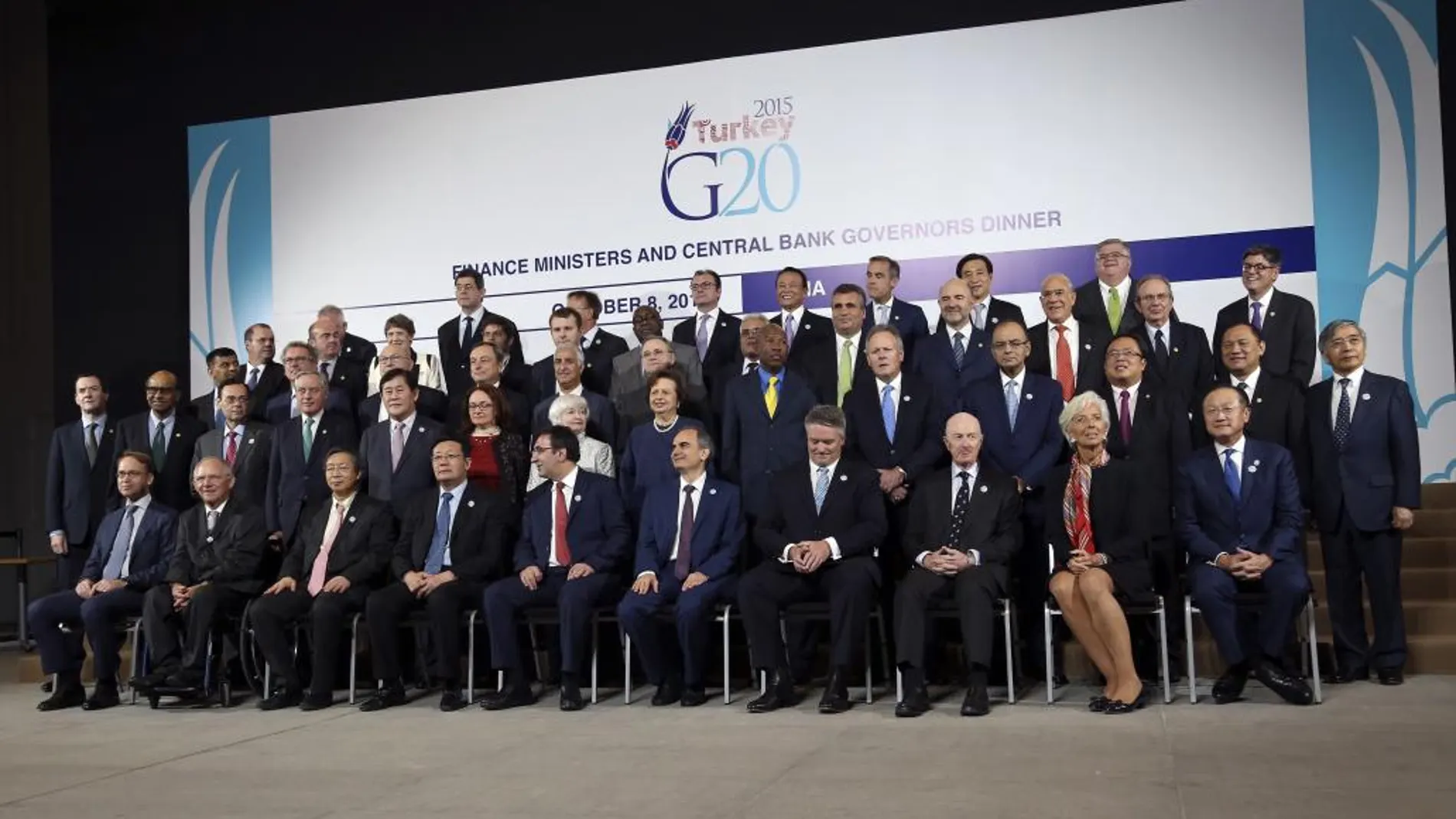 Representantes de los países miembros del G20 posan para la foto oficial del evento en el marco de las reuniones anuales del FMI y BM