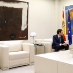 El presidente del Gobierno español en funciones, Mariano Rajoy, (d), y el presidente de Ciudadanos, Albert Rivera (i), durante la reunión en La Moncloa, el pasado día 28