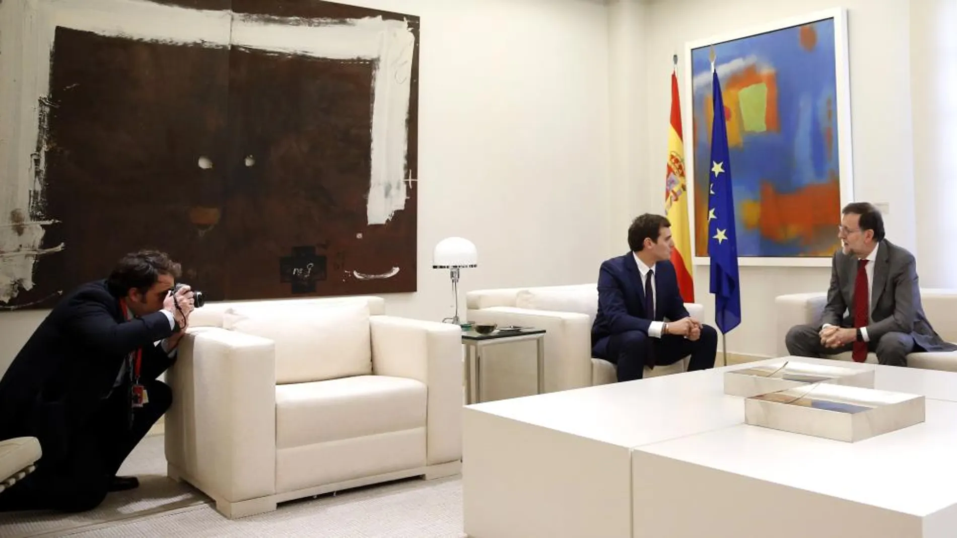 El presidente del Gobierno español en funciones, Mariano Rajoy, (d), y el presidente de Ciudadanos, Albert Rivera (i), durante la reunión en La Moncloa, el pasado día 28