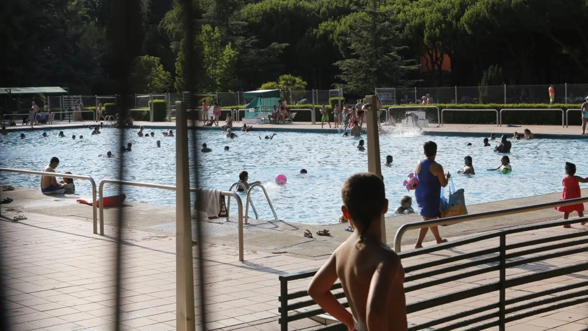 Según los propietarios, no hay personal para controlar el aforo en las piscinas
