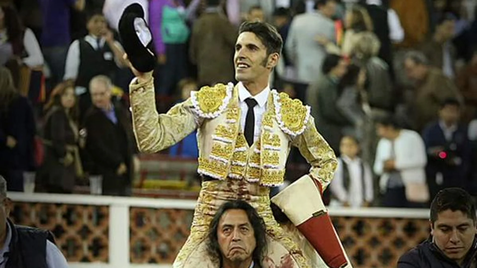 Alejandro Talavante sale a hombros de la plaza «Santa María» de Querétaro