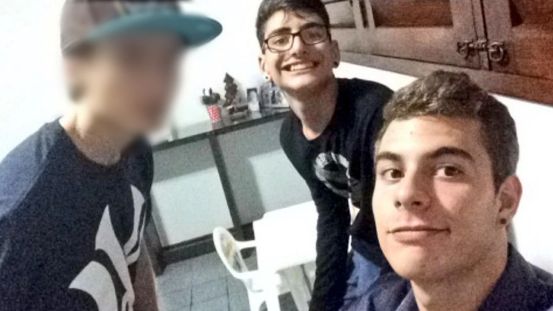 Patrick Nogueira con Marvin Henriques y otro amigo