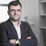 El investigador ICREA Eduard Batlle y el científico Daniele Tauriello, investigador postdoctoral y primer autor del artículo publicado en «Nature»