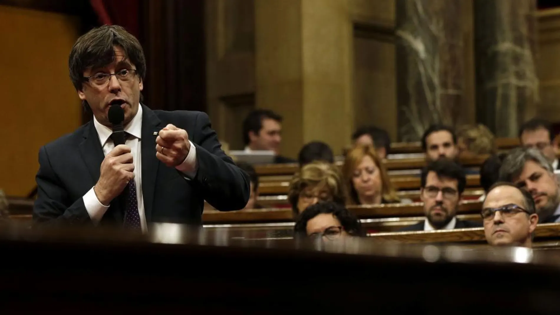 Carles Puigdemont responde a una pregunta durante la primera sesión de control al nuevo gobierno catalán que se celebra en el Parlament.