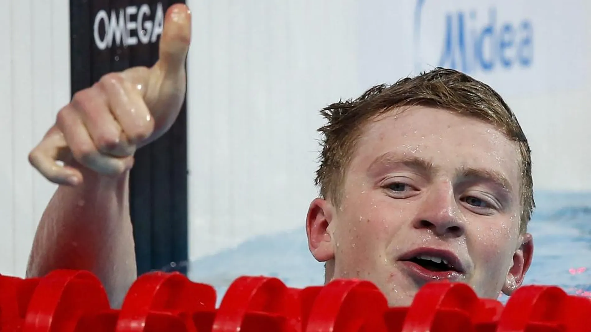 El nadador británico Adam Peaty celebra establecer un nuevo récord mundial