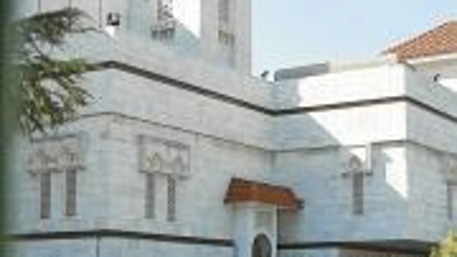 A la derecha, una imagen del féretro con los restos de Khadija en la mezquita de la M-30.