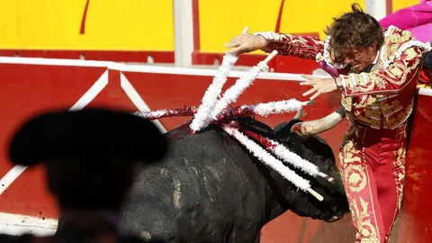 Momento de angustia de Manuel Escribano en banderillas