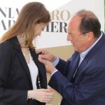 La directora de orquesta española Inma Shara, recibe de manos de Carlos Moro, presidente de Bodegas Familiares Matarromera, la Insignia de Oro de Matarromera