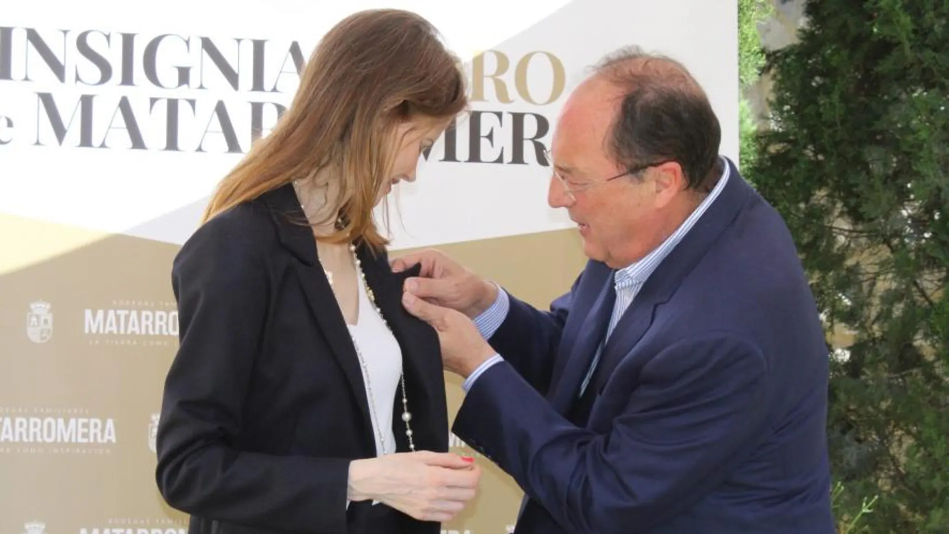 La directora de orquesta española Inma Shara, recibe de manos de Carlos Moro, presidente de Bodegas Familiares Matarromera, la Insignia de Oro de Matarromera