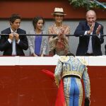 El Rey Juan Carlos, acompañado por su hija la infanta Elena y sus nietos Froilán y Victoria Eugenia, aplauden la faena del diestro Enrique Ponce en San Sebastián