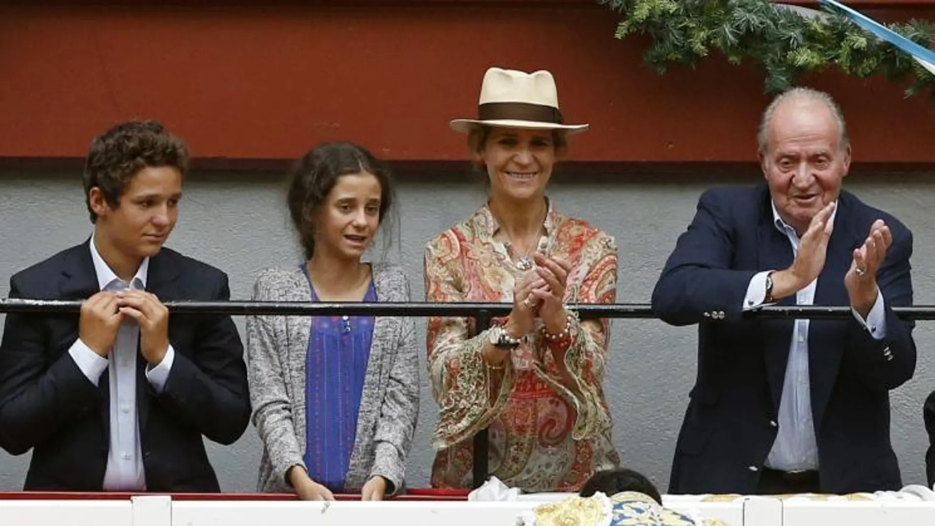 El Rey Juan Carlos, acompañado por su hija la infanta Elena y sus nietos Froilán y Victoria Eugenia, aplauden la faena del diestro Enrique Ponce en San Sebastián