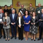 Tomás Burgos junto con los galardonados entre los que se encontraban Marta López y Javier Iglesias