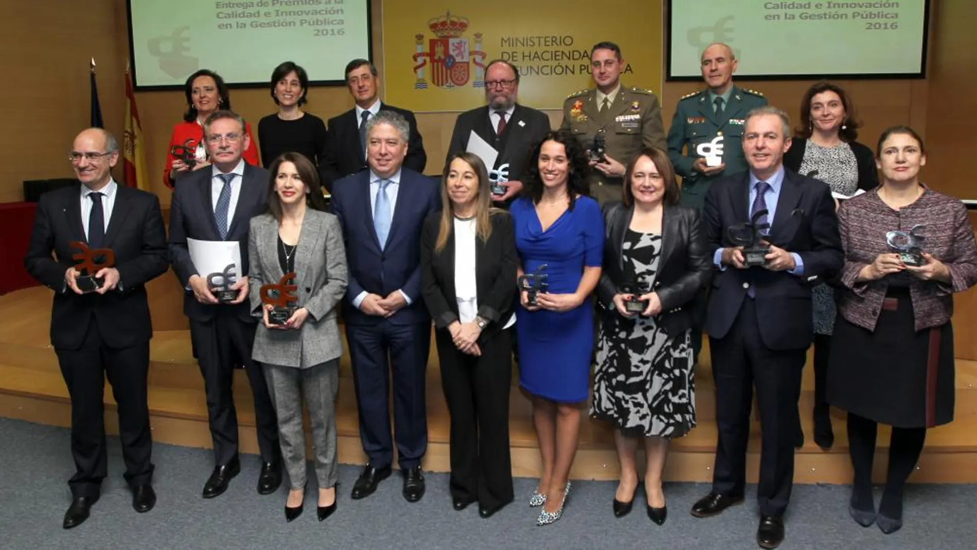 Tomás Burgos junto con los galardonados entre los que se encontraban Marta López y Javier Iglesias