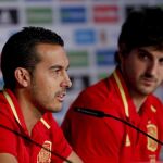 Los jugadores de la selección española Mikel San José (d) y Pedro Rodríguez (i) durante la rueda de prensa.