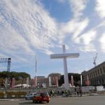 Preparativos En la Plaza de Colón de Madrid ya se alza una gran cruz de 20 metros marcando el escenario de la gran Eucaristía del próximo domingo