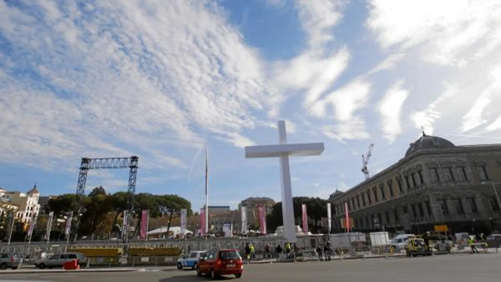 Preparativos En la Plaza de Colón de Madrid ya se alza una gran cruz de 20 metros marcando el escenario de la gran Eucaristía del próximo domingo