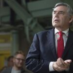 El exprimer ministro del Reino Unido, Gordon Brown (i), pronuncia un discurso durante el evento "Remain In"celebrado en Leicester,