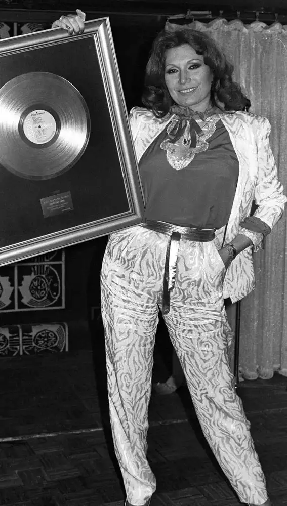 Imagen de archivo del 14 de abril de 1982 de la cantante Rocío Jurado con el disco de oro por su canción &quot;Como una ola&quot;.