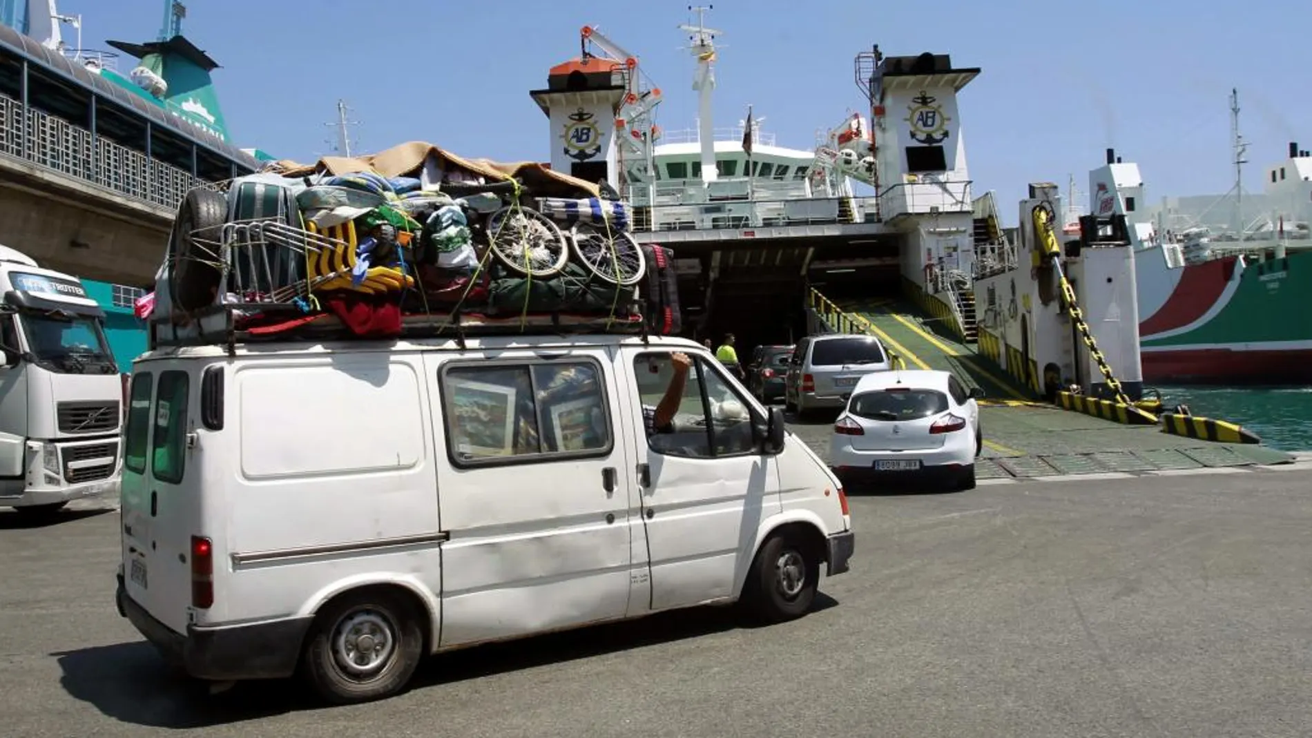 Vehículos embarcando hoy en el puerto de Algeciras (Cádiz) rumbo a Marrueco