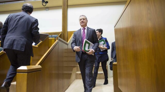 El lehendakari, Iñigo Urkullu, a su llegada ayer al salón de plenos del Parlamento Vasco