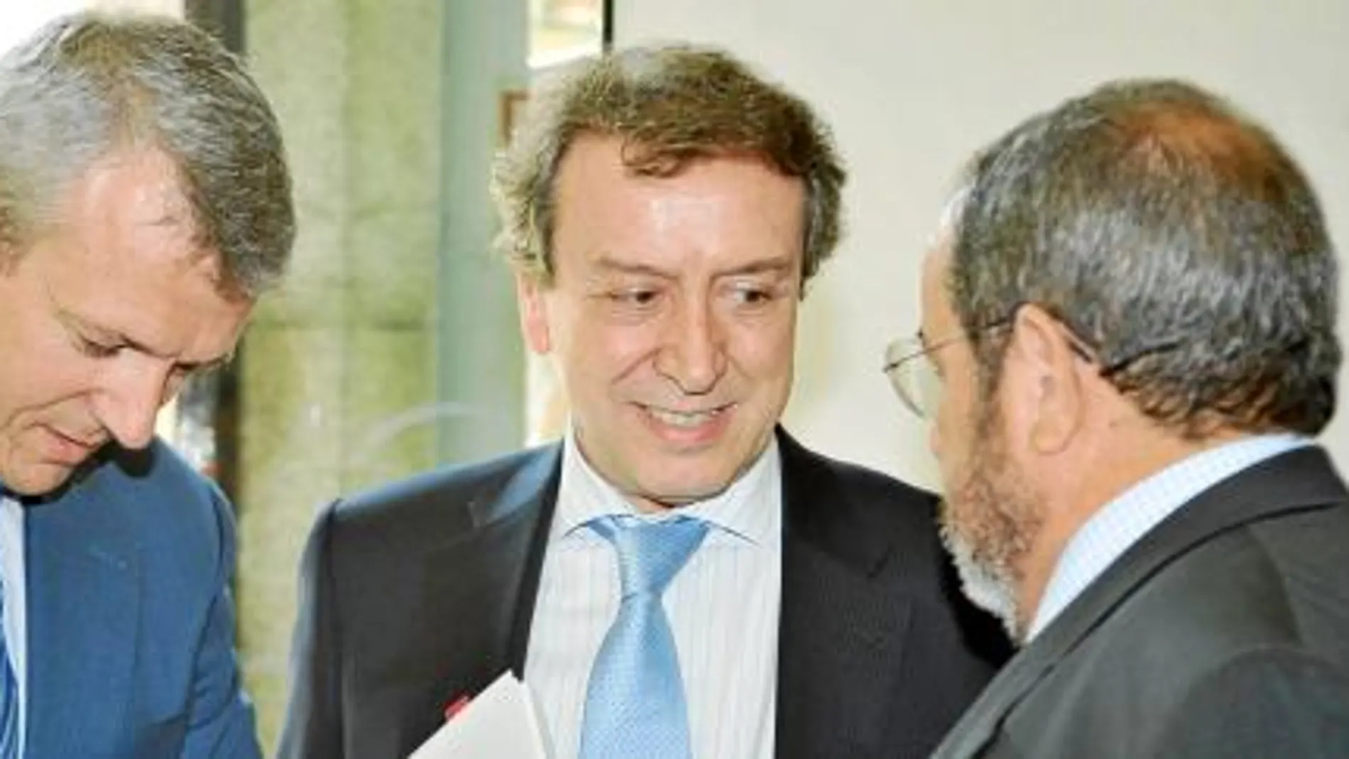 El consejero de la Presidencia, José Antonio De Santiago-Juárez, durante otra reunión preparatoria de la macrorregión, celebrada en Oporto