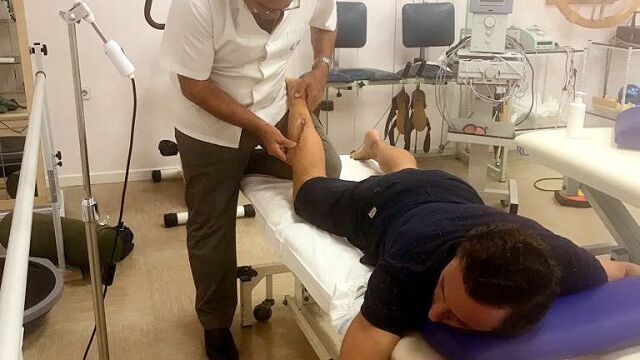 Rafaelillo en rehabilitación con su fisioterapeuta y matador de toros, Pepe Sole / Twitter
