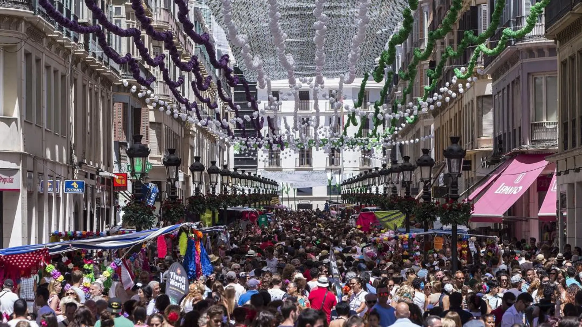 La calle Larios se convierte en el epicentro de la feria durante el día Foto/Efe