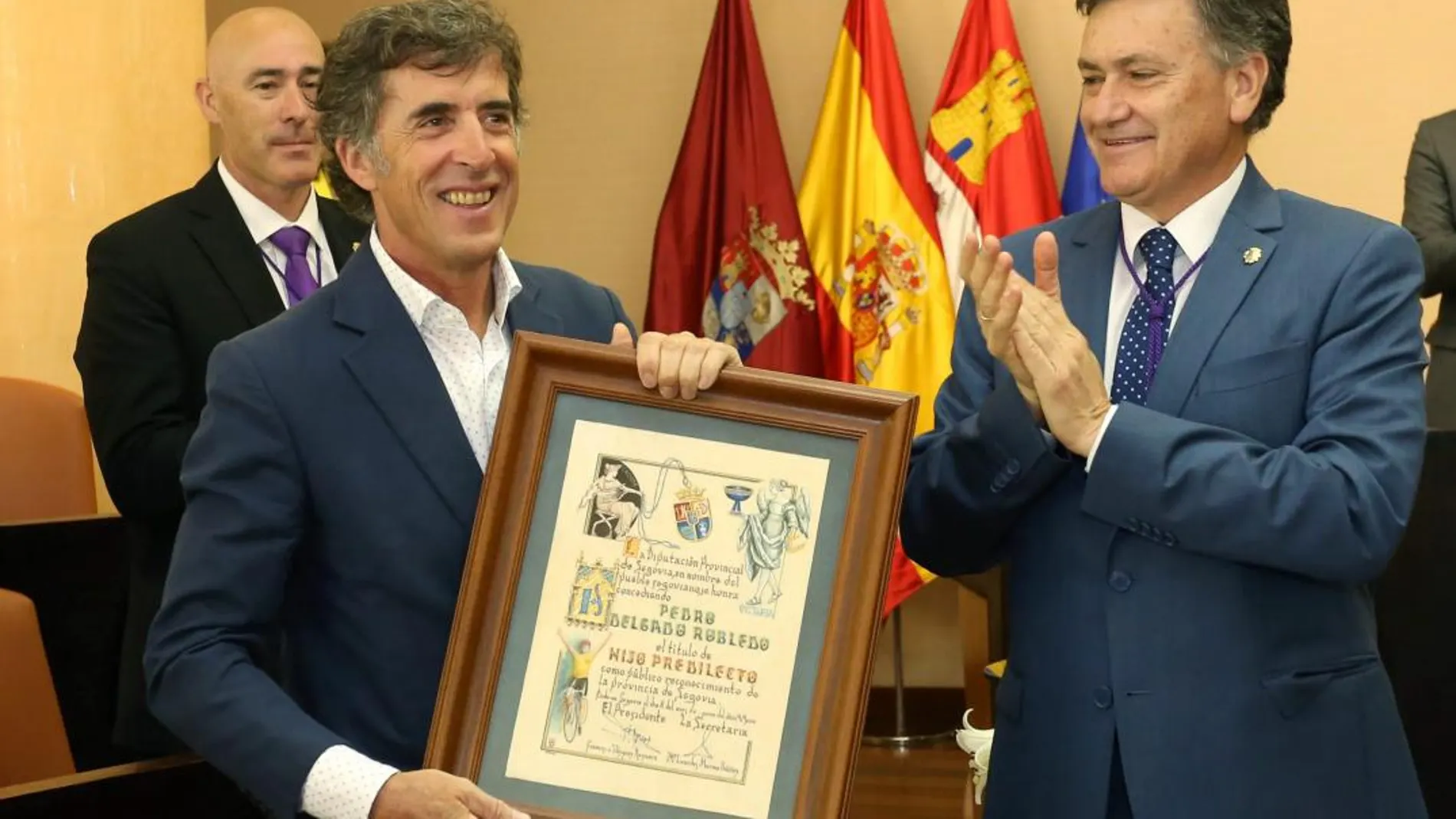 Francisco Vázquez entrega el título a Pedro Delgado