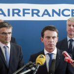 Manuel Valls, junto al director de Recursos Humanos de Air France, Xavier Broseta , y el asistente del director de vuelo de largo recorrido Pierre Plissonnier