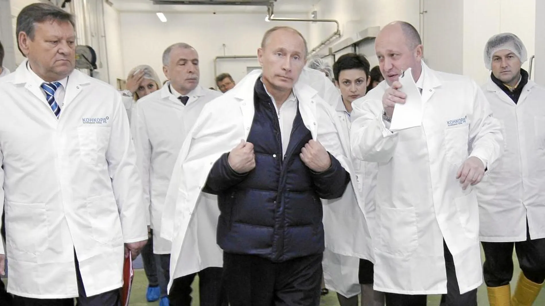 Putin, con el empresario Yevgeny Prigozhin en 2010 (centro a la derecha), arquitecto del complot