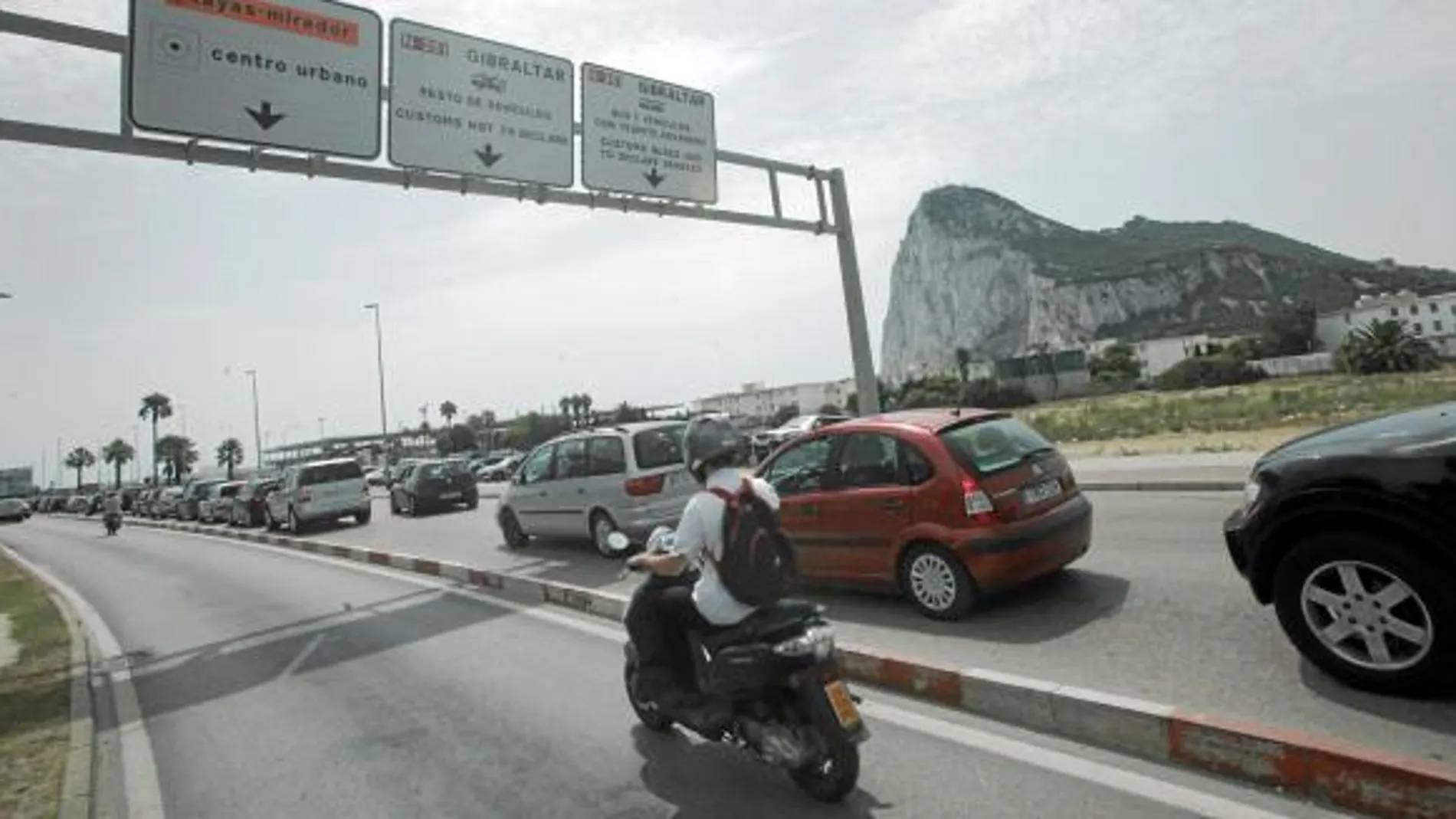 Colas de acceso a Gibraltar, ayer en el municipio gaditano de La Línea de la Concepción