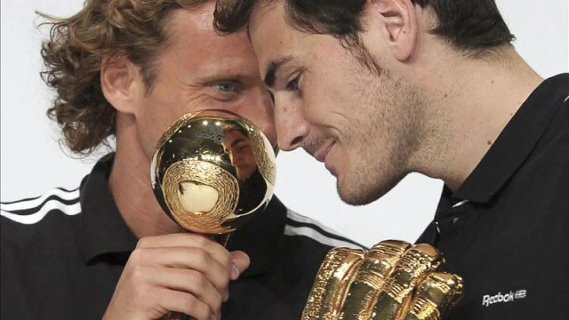 Forlán e Iker Casillas cuando ganaron el Balón y el Guante de Oro