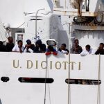 Los inmigrantes a bordo del guarda costa "Diciotti"en el puerto de Catania/Foto: Reuters