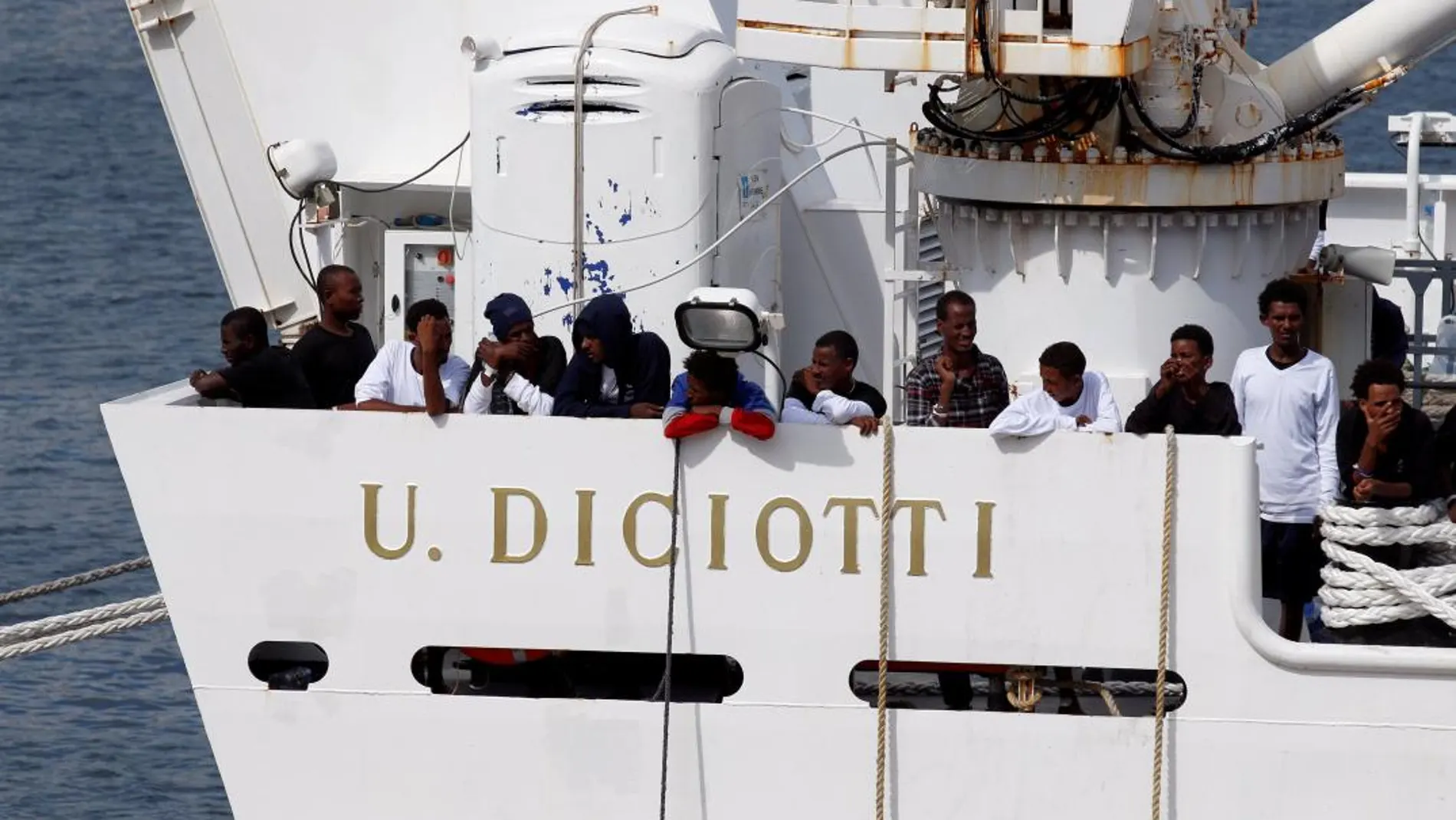 Los inmigrantes a bordo del guarda costa "Diciotti"en el puerto de Catania/Foto: Reuters
