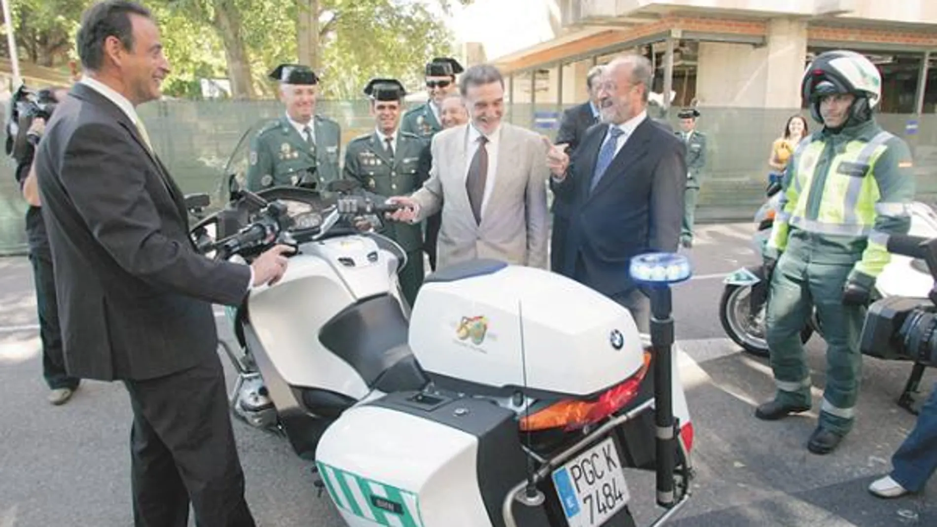 Miguel Alejo, León de la Riva y Vadillo observan los nuevos medios técnicos de la Guardi Civil de Tráfico