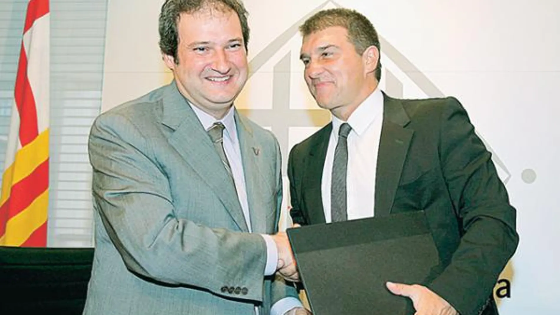 Laporta y Hereu sellan con un apretón de manos la transformación de los terrenos del Barça