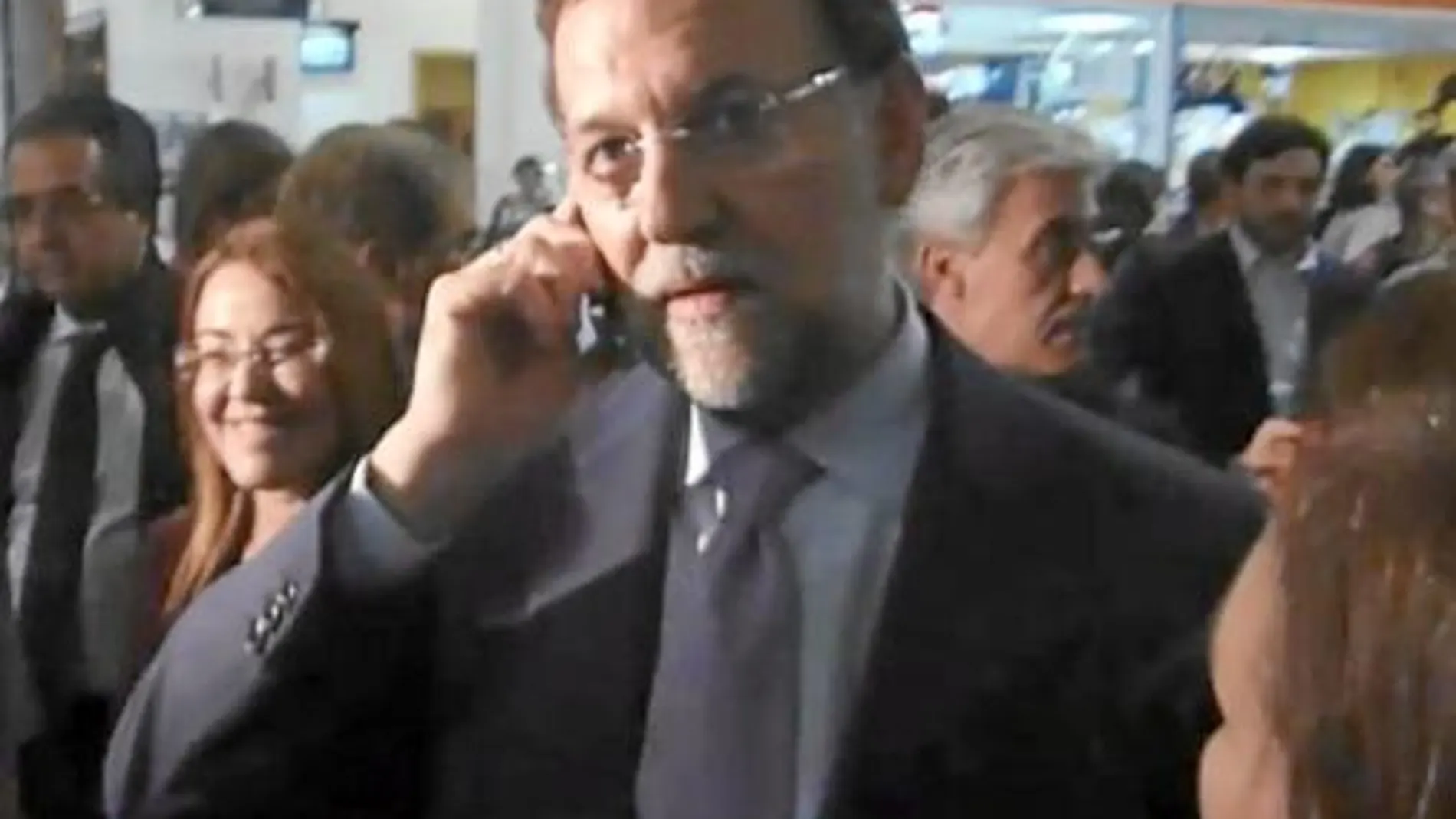 rajoyenaccion.com. Bajo el título «Los españoles nos quedamos en tierra», el líder de la oposición ha recogido en su blog su experiencia y la de otros viajeros atrapados en el aeropuerto de Lanzarote.
