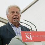 El expresidente del Gobierno Felipe González durante su intervención en el acto de cierre de campaña que el PSOE ha celebrado hoy en el barrio madrileño de Villaverde.