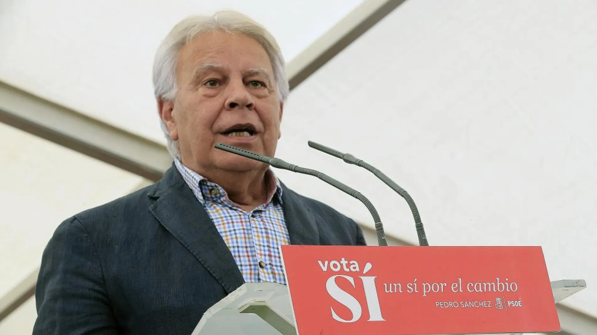 El expresidente del Gobierno Felipe González durante su intervención en el acto de cierre de campaña que el PSOE ha celebrado hoy en el barrio madrileño de Villaverde.