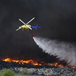 Un helicóptero trabaja en las labores de extinción del incendio en Seseña.