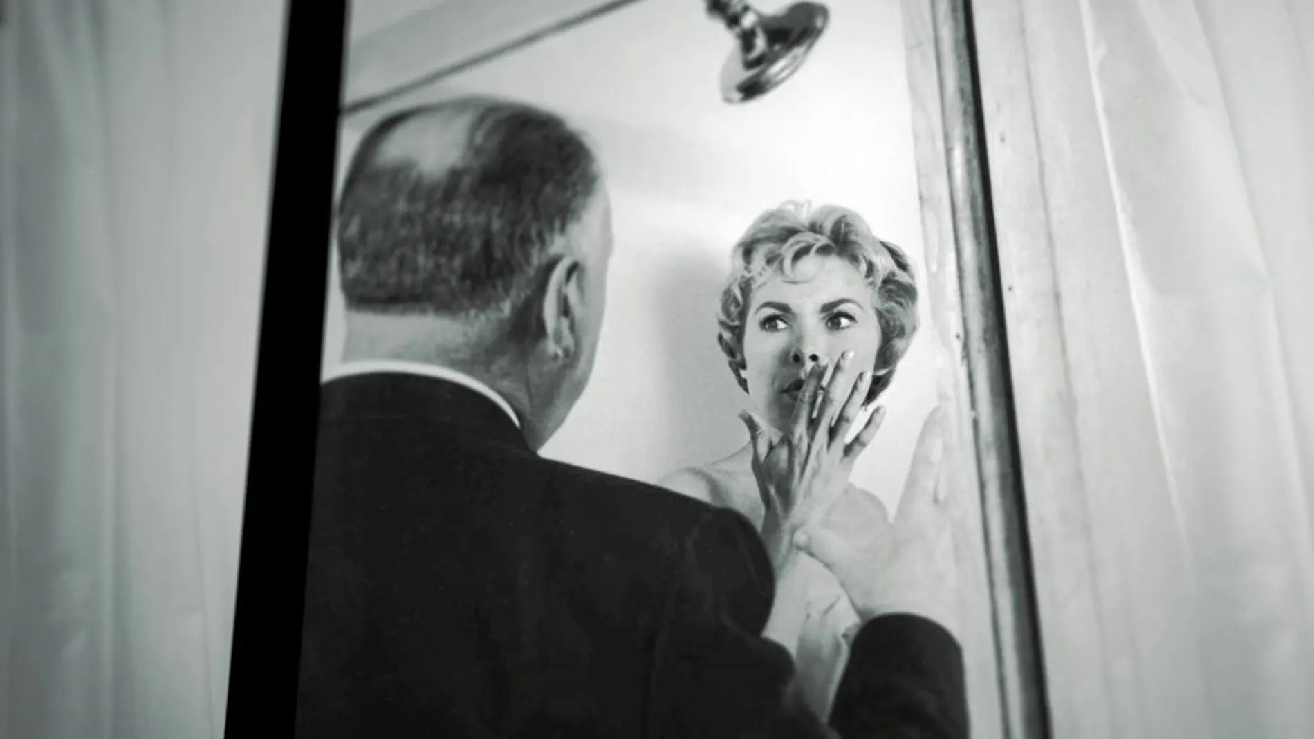 El maestro del suspense Alfred Hitchcock, en el set de rodaje junto a Janet Leigh ensayando la famosa escena de la ducha de «Psicosis», filme de 1960