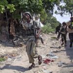Insurgentes islamistas toman posiciones durante los enfrentamientos con las tropas gubernamentales y las fuerzas la Unión Africana