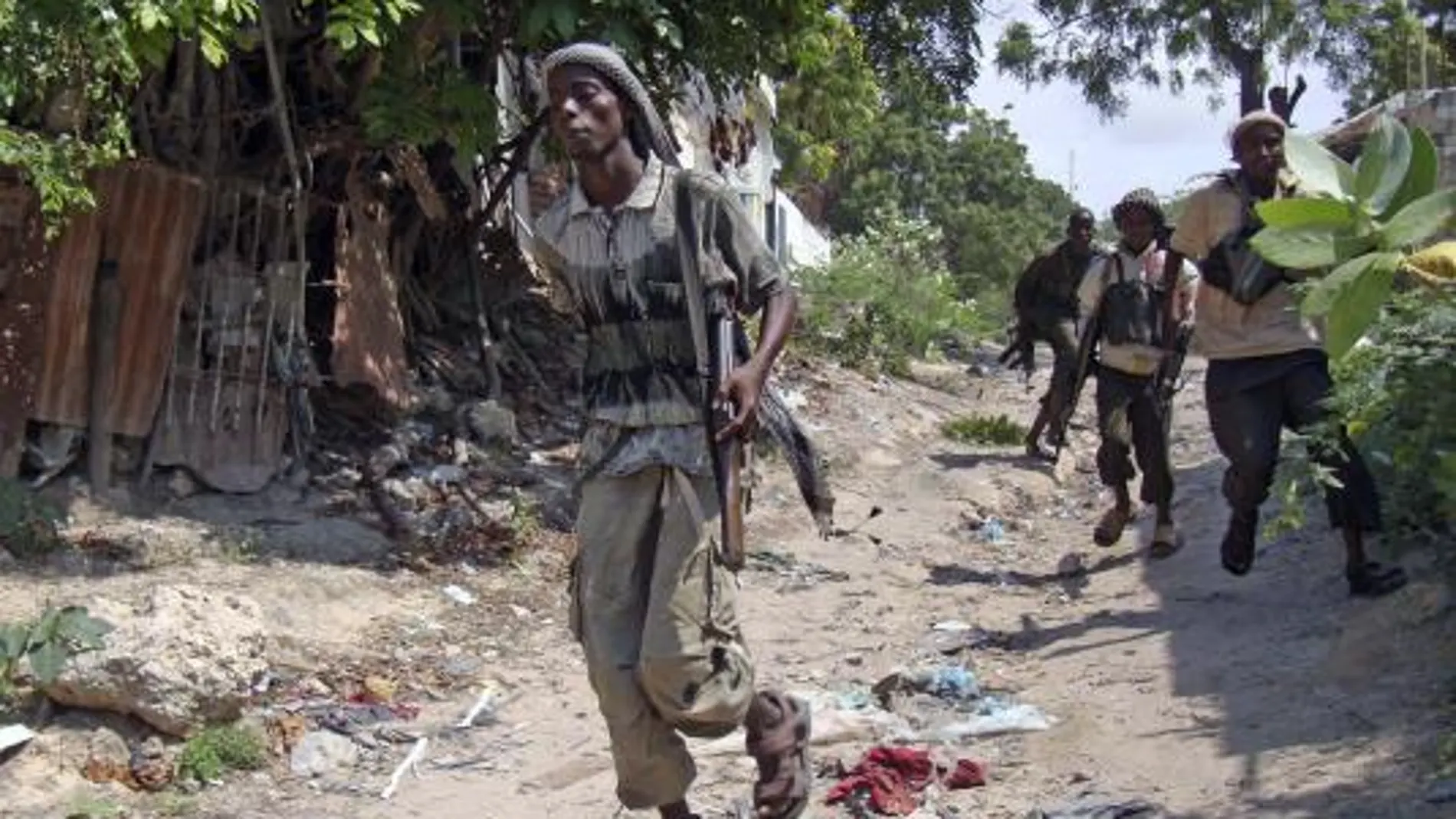 Insurgentes islamistas toman posiciones durante los enfrentamientos con las tropas gubernamentales y las fuerzas la Unión Africana