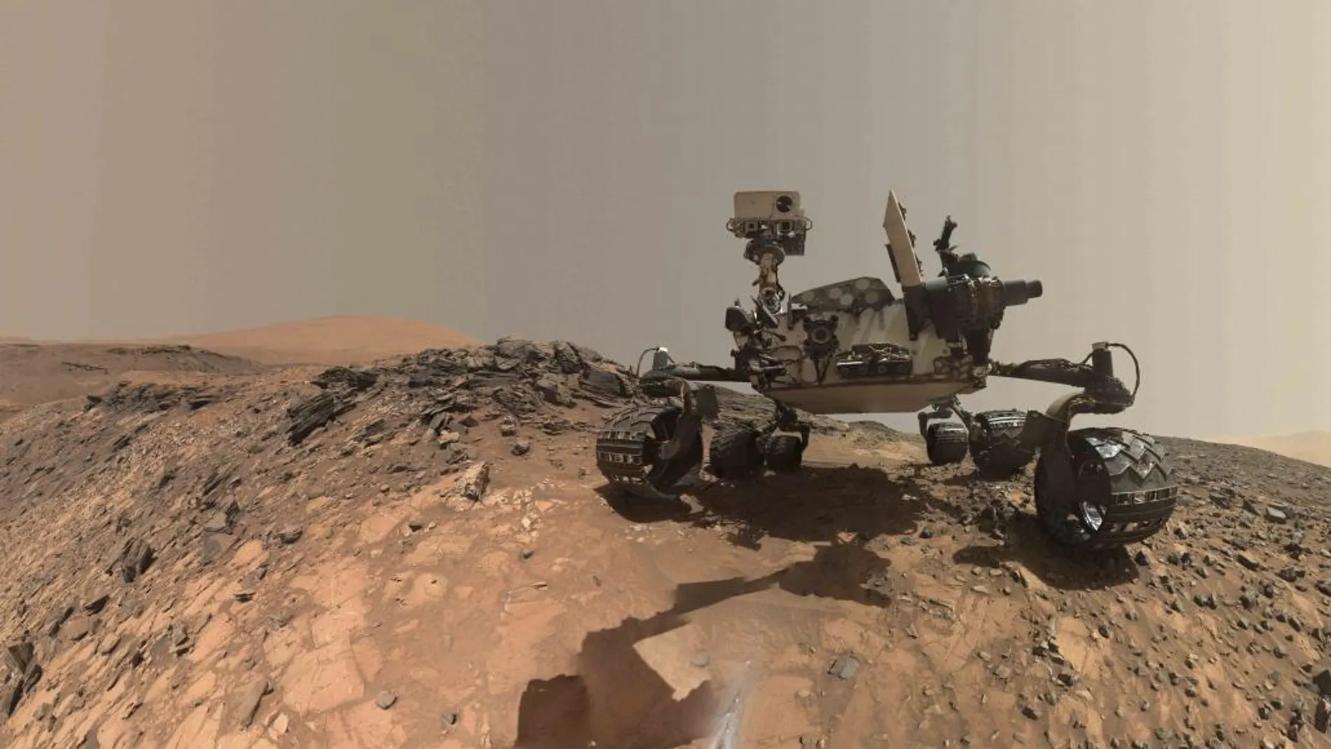 El robot explorador Curiosity sobre la superficie de marte en una imagen del 5 de agosto pasado